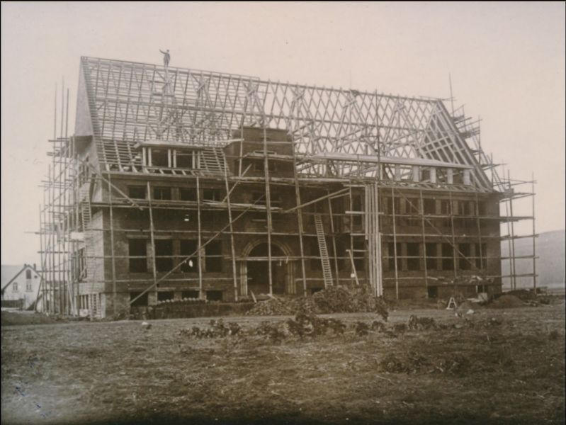 Datei:1928-VolksschuleHolzhausen.jpg